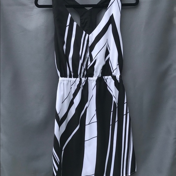 🖤 Love on a Hanger | Black & White Dress 🖤 - Picture 8 of 8